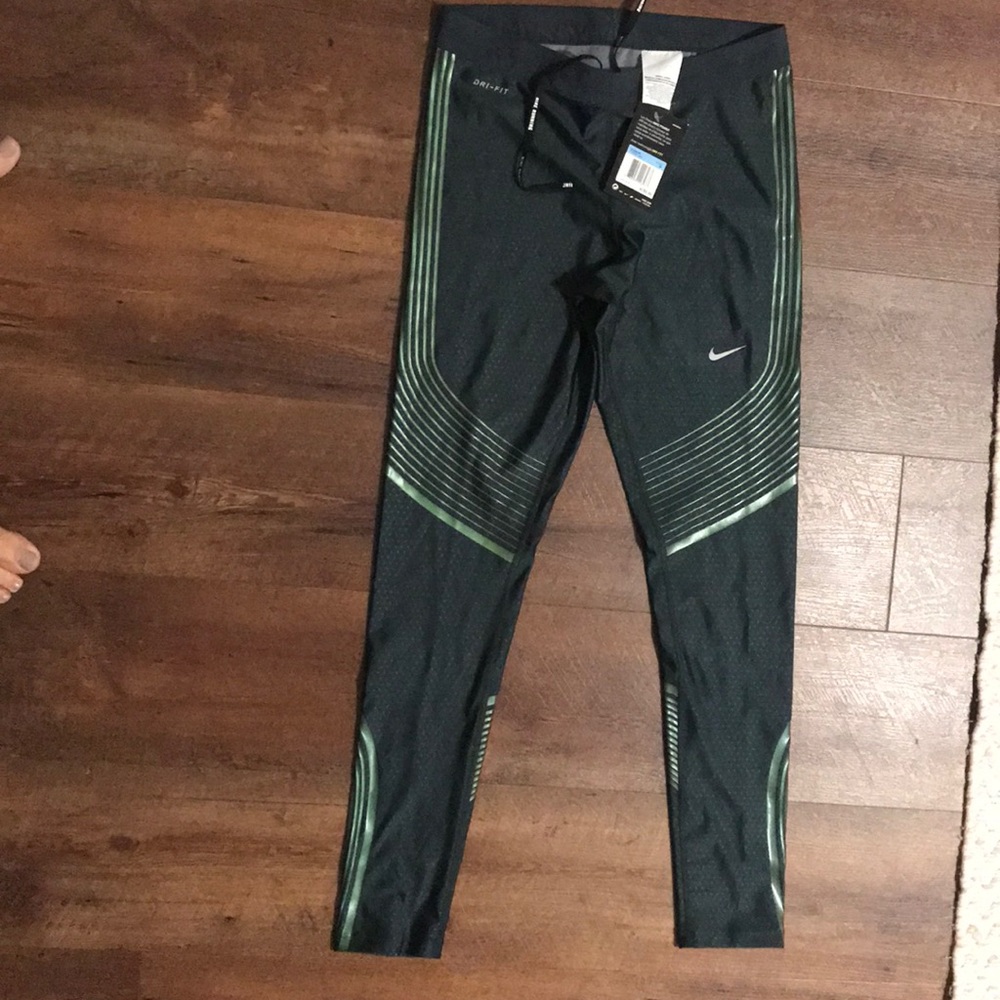 Nike lovers... new w/tags